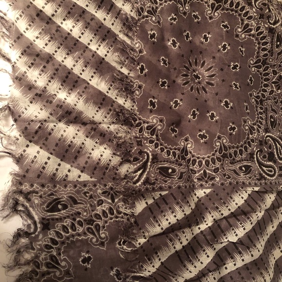 NWT Chan Luu bandana print viscose large shawl - Picture 2 of 9